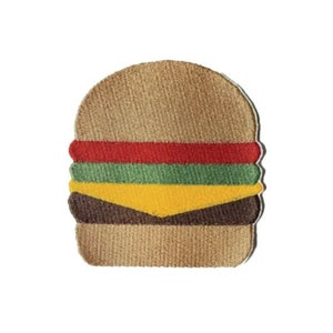 Op de afbeelding: Een geborduurde patch in de vorm van een hamburger, met bruine, gele, groene en rode kleuren.