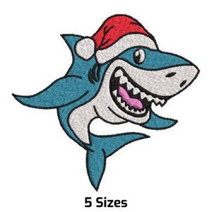 Op de afbeelding: Een cartoonhaai met een rode en witte kerstmanmuts. De haai is blauw en wit met een grote glimlach en scherpe tanden.