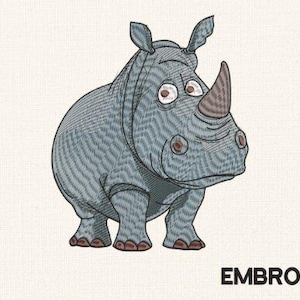 Puede incluir: Diseño bordado de un rinoceronte de dibujos animados en tonos grises y marrones. El rinoceronte tiene ojos grandes, un cuerno prominente y la palabra "BORDADO" en texto negro debajo de la imagen. El diseño está sobre un fondo beige claro.