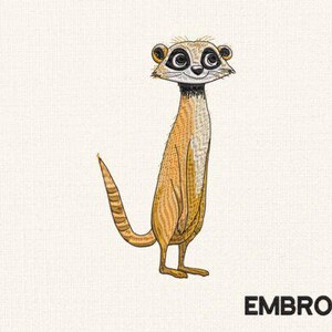 Puede incluir: Diseño bordado de un suricato en tonos beige, marrón y crema, de pie con una larga cola. La palabra "EMBROIDERY" está impresa en negro debajo.