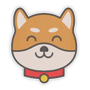 Puede incluir: Parche bordado con la cara sonriente de un perro Shiba Inu. El parche tiene una cabeza marrón con orejas internas blancas, un hocico gris y un collar rojo con un botón dorado. El diseño está delineado en gris.
