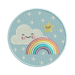 Puede incluir: Parche bordado con una nube sonriente, un arcoíris y una estrella amarilla sobre un fondo azul claro con detalles de estrellas blancas. El diseño circular es adecuado para diversas aplicaciones.