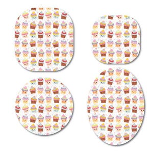 Peut inclure: Quatre formes décoratives avec un motif répété de petits gâteaux de dessins animés avec des visages souriants. Les petits gâteaux ont un glaçage et des vermicelles colorés sur fond blanc. Les formes comprennent un rectangle arrondi, un carré, un cercle et un ovale.