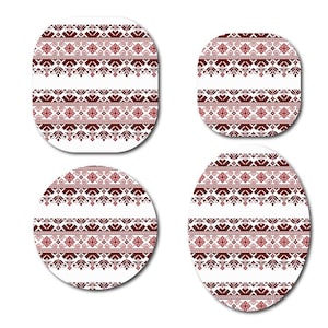 Peut inclure: Quatre sous-verres ovales blancs avec un motif géométrique rouge et blanc. Les sous-verres ont un design d'art populaire traditionnel.