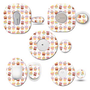 Peut inclure: Un ensemble de pansements adhésifs à thème cupcake colorés pour un moniteur de glycémie continu. L'ensemble comprend un grand pansement rond, un petit pansement rond, un pansement rectangulaire et un petit pansement carré. Les pansements présentent un fond blanc avec des cupcakes et des pépites colorés.