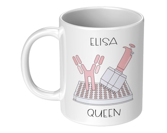 Mug ELISA Queen, Immunologie, Immunologue, Système immunitaire, Microbiologie, Épidémiologie, Biochimie, Anticorps, Femme scientifique, Tech de laboratoire