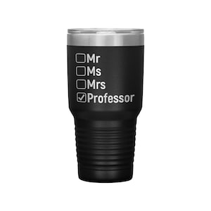 Puede incluir: Un vaso de acero inoxidable negro con una inscripción blanca que dice "Mr, Ms, Mrs, Professor" con una marca de verificación junto a "Professor".
