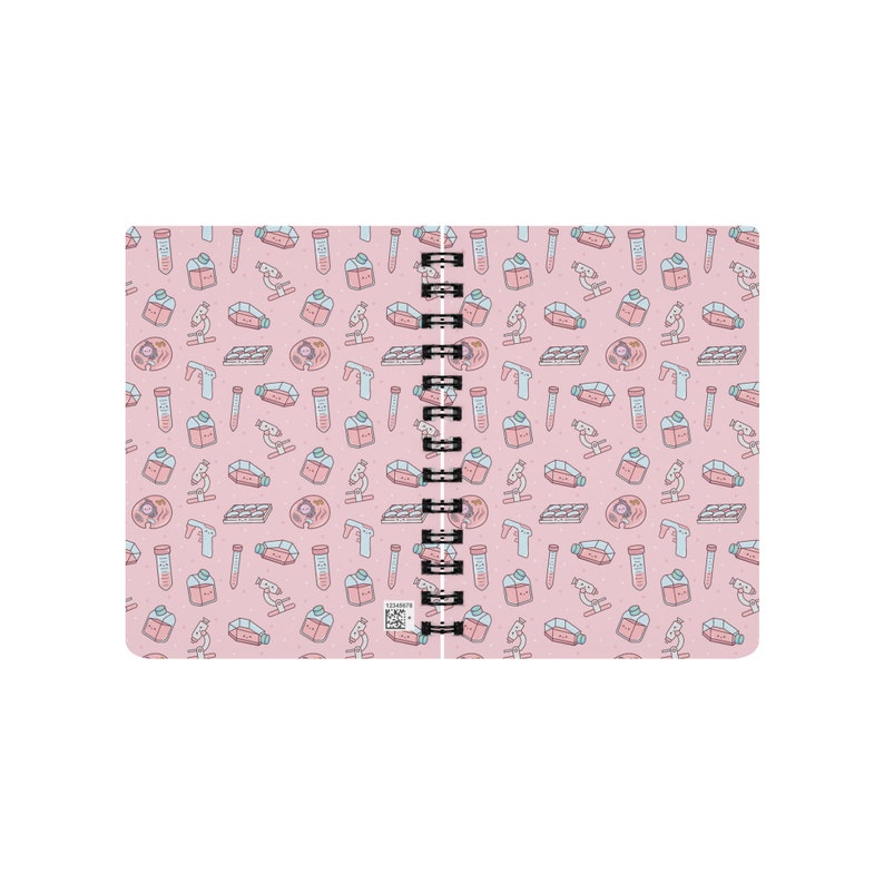 Peut inclure: Un carnet &agrave; spirales rose avec un motif sur le th&egrave;me des sciences. Le motif comprend des tubes &agrave; essai, des microscopes, des bo&icirc;tes de P&eacute;tri et des cellules.