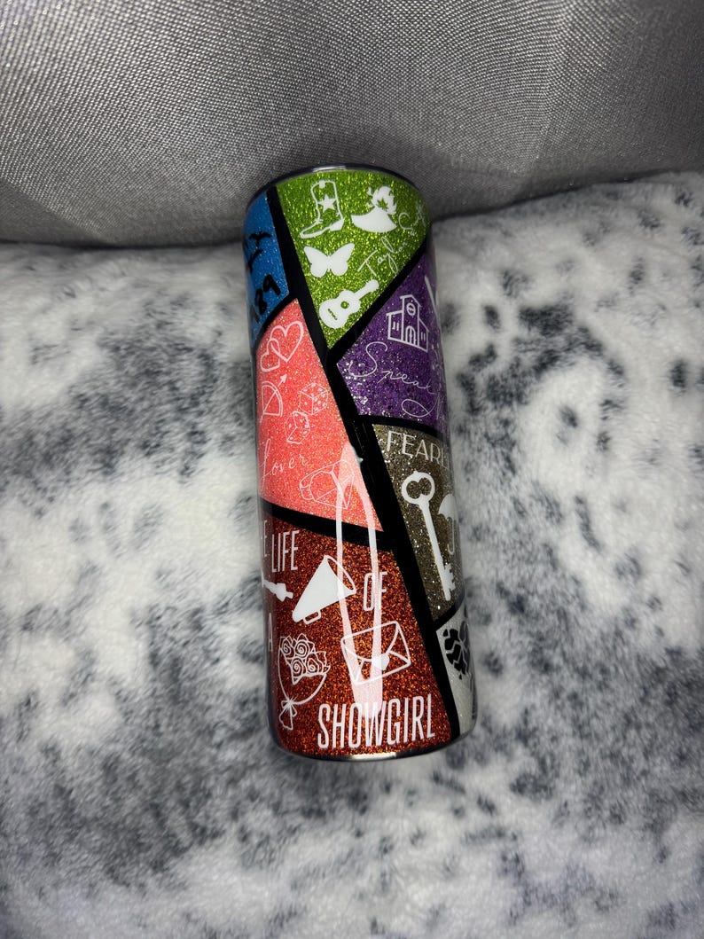Vaso con purpurina de iconos de las eras de Swiftie imagen 2