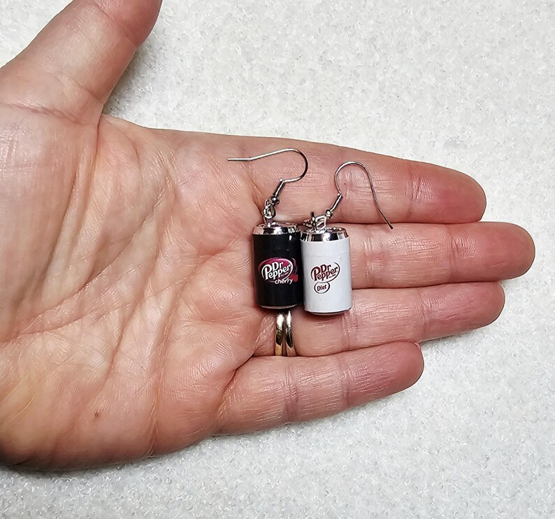 Mini Dr Pepper Can Inspired Earrings afbeelding 2