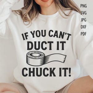 Könnte beinhalten: Weißes Sweatshirt mit dem schwarzen Text "IF YOU CAN'T DUCT IT CHUCK IT!" und einer Grafik einer Rolle Klebeband. Das Design befindet sich mittig auf der Vorderseite des Sweatshirts.