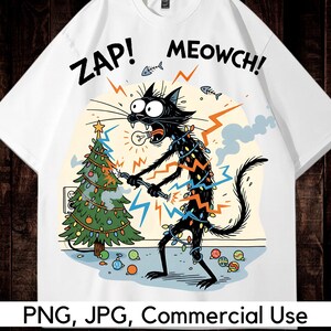 Może przedstawiać: Biała koszulka z kreskówkową grafiką czarnego kota zaplątanego w lampki choinkowe, porażającego choinkę prądem. Tekst brzmi "ZAP! MEOWCH!". Kolorowe ozdoby i akcenty w kształcie ości dopełniają projekt. Do użytku komercyjnego.