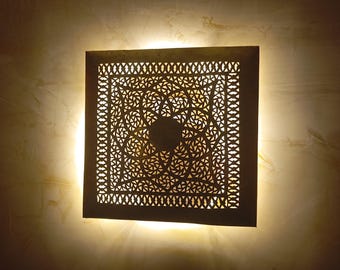 Schitterende, gebeeldhouwde koperen wandlamp met lampenkap