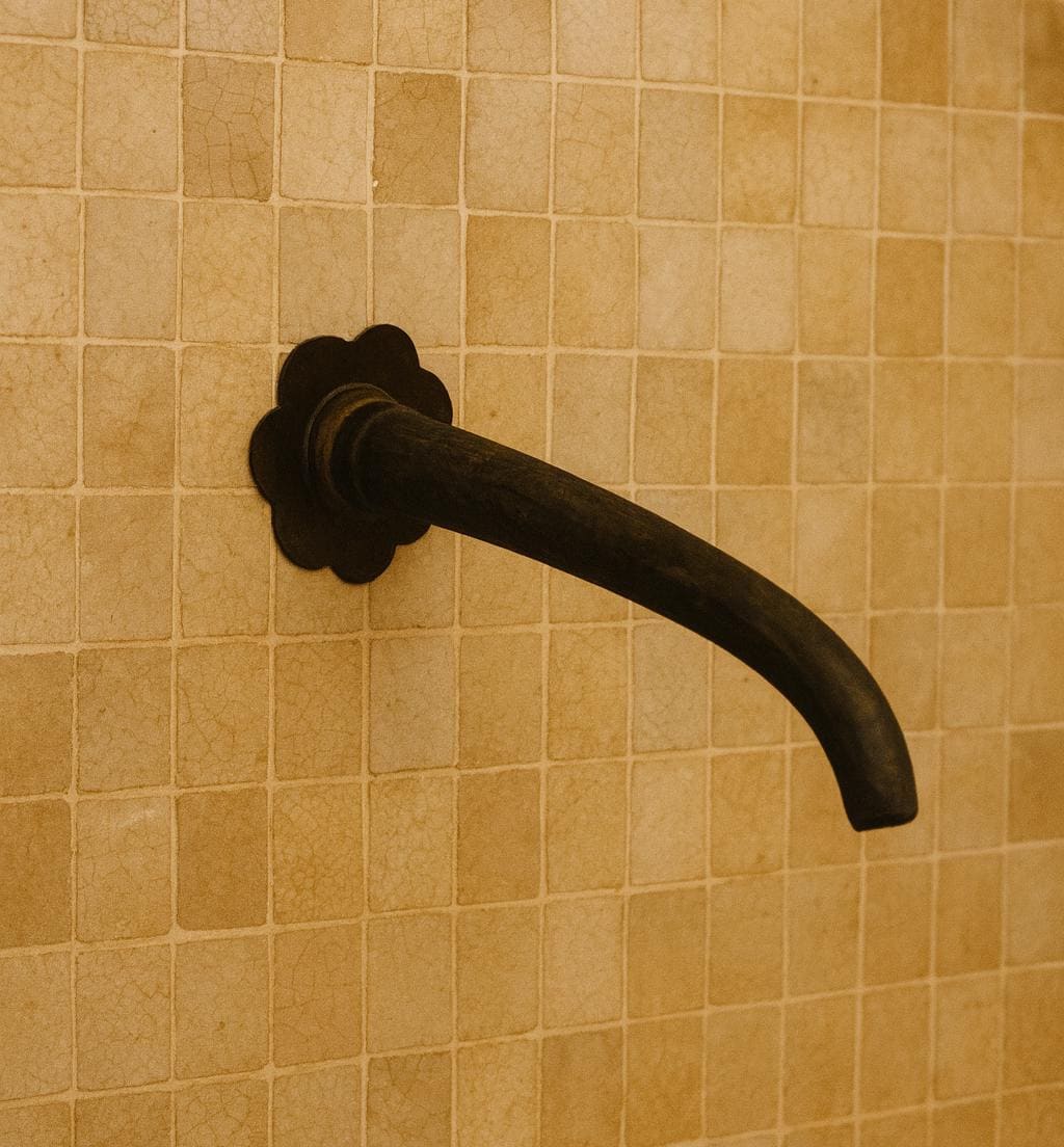 Robinet mural cuivre mat martelé marocain