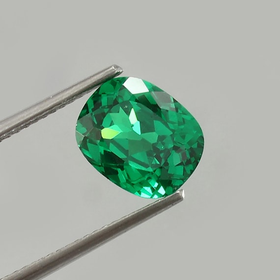 Flawless Beautiful Green Emerald Loose Cushion Cut Gemstone, Loupe