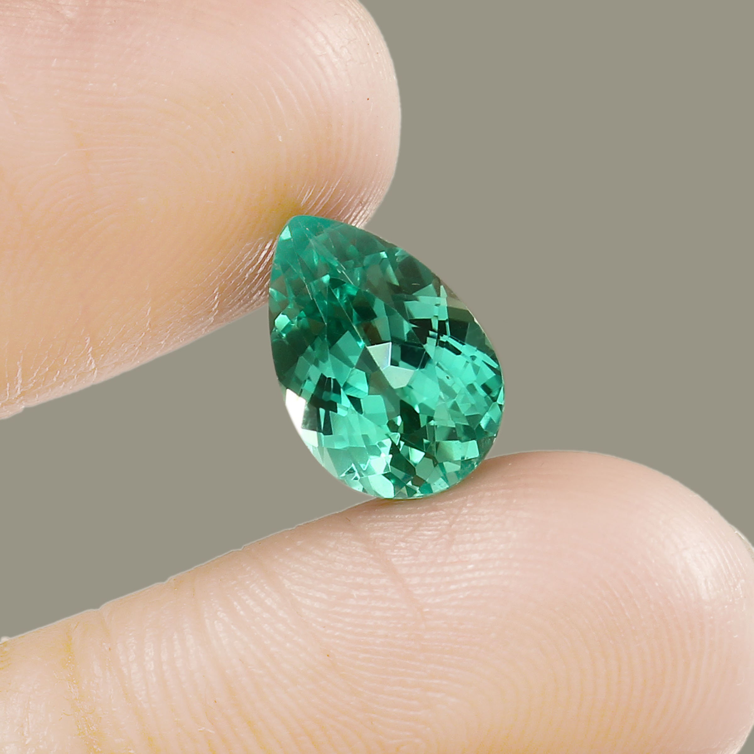 Saphir Vert Naturel De Ceylan – Taille Poire – 9,65 Carats – Qualité AAA – Certificat AGSL