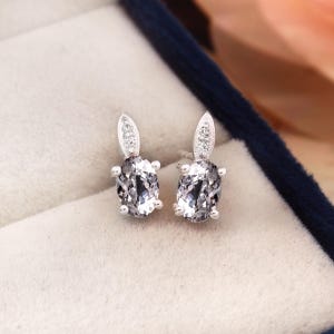 Puces d'oreilles pendantes ovales en saphir blanc de Ceylan parfaits AAA, pendentifs en argent faits main, boucles d'oreilles pendantes en argent sterling 925, cadeau pour elle 6 x 4 mm