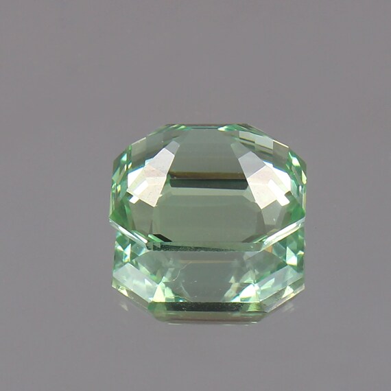 Saphir Vert De Ceylan Naturel AAA 7.45 Carats - Taille Ovale, Pureté Loupe Clean, Certificat AGSL