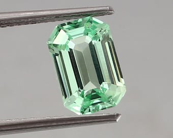 AAA Ceylon Green Sapphire: Radiant Cut Loose Gemstone, 3.50 Ct