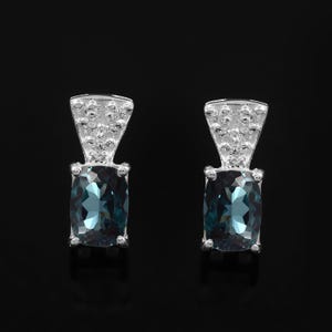 Boucles d'oreilles indicolite brésilienne irréprochables en tourmaline bleu-vert taille coussin avec pierres précieuses, clous en argent faits main en argent sterling 925 7 x 5 mm