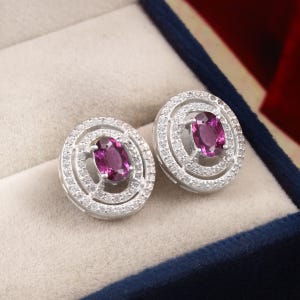 Magnifique clou d'oreille pendante, pierre gemme de taille ovale, saphir violet aux couleurs changeantes, argent fait main, boucles d'oreilles pendantes en argent sterling 925, 7 x 5 mm