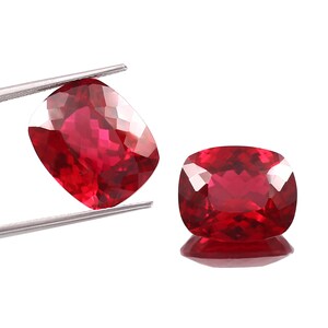 Par de rubíes AAA de Mozambique: gemas talla cojín de color rojo paloma (8 x 6 mm)