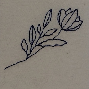 Puede incluir: Dise&ntilde;o de bordado floral cosido a mano con una flor y hojas azul oscuro sobre una tela beige claro. El bordado muestra un contorno delicado de una flor y follaje, creando una est&eacute;tica simple pero elegante.