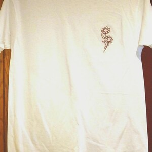 Camiseta unisex de algodón con bordado floral, diseño minimalista de líneas botánicas, color de hilo personalizado. Double Rose