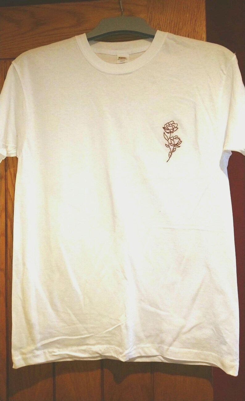 Camiseta unisex de algodón con bordado floral, diseño minimalista de líneas botánicas, color de hilo personalizado. Double Rose