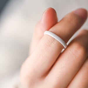 Bague minimaliste en porcelaine blanche - Bijoux hypoallergéniques