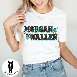Peut inclure: T-shirt blanc avec du texte brun et turquoise qui dit "MORGAN WALLEN".