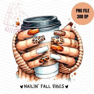 Könnte beinhalten: Aquarell-Illustration einer Kaffeetasse, die von Händen mit langen, verzierten Nägeln gehalten wird. Die Nägel weisen verschiedene Designs auf, darunter Leopardenmuster, Weiß und Orange. Die Tasse befindet sich in einer braunen Hülle, mit dem Text "NAILIN' FALL VIBES" unten.
