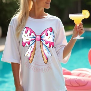 K&ouml;nnte beinhalten: Wei&szlig;es T-Shirt mit einem rosa-wei&szlig;en Eiswaffel-Schleifendesign und dem Text "Glittermelon".