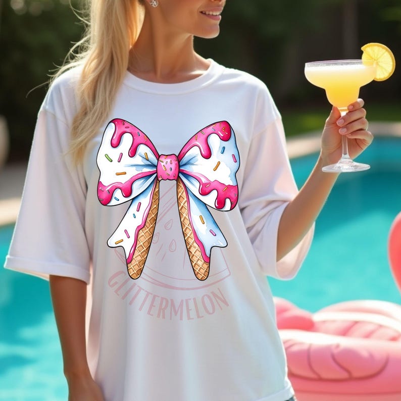 K&ouml;nnte beinhalten: Wei&szlig;es T-Shirt mit einem rosa-wei&szlig;en Eiswaffel-Schleifendesign und dem Text "Glittermelon".