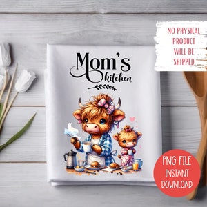 Puede incluir: Una toalla de cocina blanca con el texto "Mom's Kitchen" en letras negras. Se representan dos vacas de las tierras altas de dibujos animados, una sosteniendo una taza de café y la otra sosteniendo una taza de té. La toalla es una descarga digital.