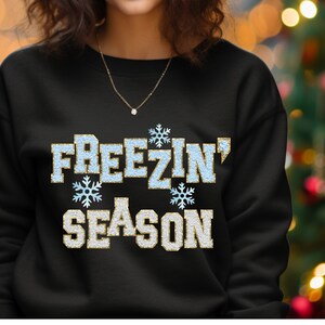 Freezing Season Weihnachten PNG Datei Download It's Freezin Saison Winter Sublimation Design Shirt Digitaldruck Buchstäblich Einfrierende Schneeflocken