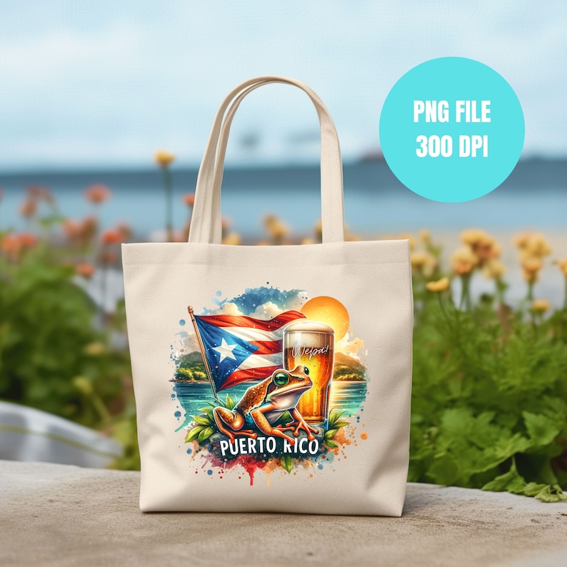 Pu&ograve; includere: Una borsa di tela bianca con un design colorato che presenta una rana, un bicchiere di birra e la bandiera di Porto Rico. Il design &egrave; circondato da schizzi di acquerello e le parole "Puerto Rico" sono stampate sotto l'immagine.