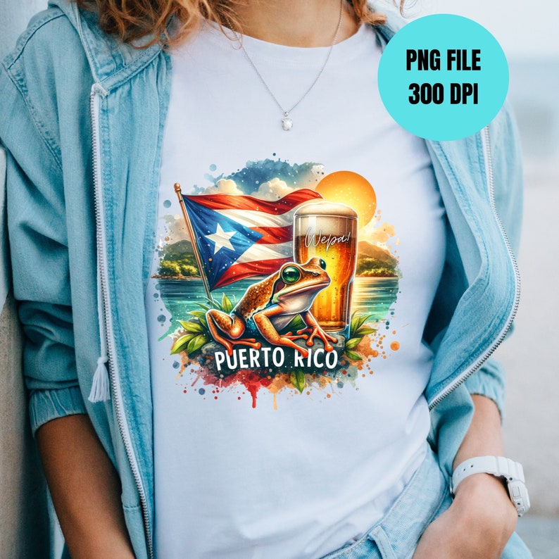 Pu&ograve; includere: Un'illustrazione ad acquerello di una rana arboricola verde seduta su un bicchiere di birra con una bandiera portoricana sullo sfondo. Il testo "Puerto Rico" &egrave; scritto sotto la rana.