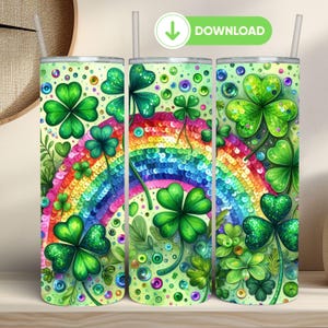 以下が含まれることがあります： 虹とクローバーのデザインが施されたステンレス製のタンブラー3個。タンブラーは緑、白、虹色です。デザインは、両側にクローバーのある虹を特徴としています。