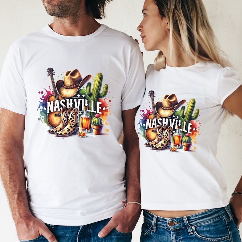 Pu&ograve; includere: Maglietta bianca con un design grafico colorato che presenta un cappello da cowboy, stivali, una chitarra e un cactus. Il testo "NASHVILLE" &egrave; stampato in lettere nere.