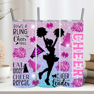 Peut inclure: Deux gobelets isothermes en paillettes roses et bleues sur le thème du cheerleading. Un gobelet représente une silhouette de pom-pom girl avec des pompons et le texte "Cheer Leader". L'autre gobelet présente le texte "Bows & Bling It's a Cheer Thing Eat Sleep Cheer Repeat".