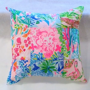 Puede incluir: Una almohada de patchwork con un estampado floral rosa, azul y verde. La almohada est&aacute; hecha de diferentes telas y tiene una forma cuadrada.