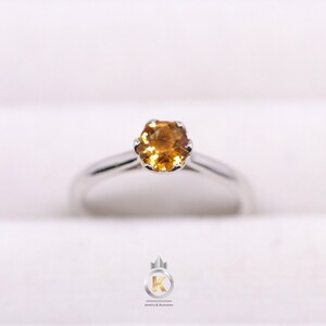 Anello minimalista in citrino giallo con quarzo naturale e fascia in argento sterling
