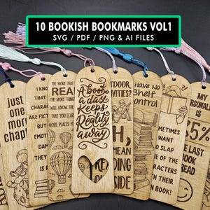 Puede incluir: Diez marcapáginas de madera cortados con láser con diferentes citas e ilustraciones sobre el tema de los libros. Los marcapáginas son de varios tonos de marrón y presentan diseños como un corazón, un libro, una pila de libros y un globo aerostático.
