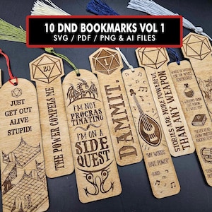 Puede incluir: Una colección de 10 marcapáginas de DND de madera con varios diseños y citas grabadas. Cada marcapáginas presenta una ilustración o texto único, incluyendo dados, dragones y frases como "Just Get Out Alive Stupid!" y "Dammit."