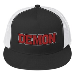 Puede incluir: Gorra de camionero negra y blanca con un "DEMON" bordado en rojo en la parte delantera.