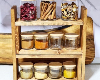 Especiero de pared · estante de madera · idea de organización de cocina · estante para aceites esenciales · estantes de cocina · especias · organización de despensa · Estante para tarros