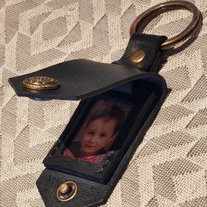 Schlüsselanhänger aus Leder mit Foto. Besonderer Schlüsselanhänger. Geschenk Leder Schlüsselanhänger. Geschenk für Ihn. Das beste Geschenk. Persönliches Geschenk.