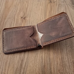 Geldbeutel aus Leder. Kartenbörse. Kartenhalter. Braune Geldbörse. Handgefertigte Geldbörse. Schlanke Geldbörse