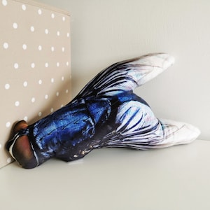 Cojín con forma de mosca, cojín con forma de mosca para una decoración del hogar divertida y original, peluche de animal insecto de terciopelo para la habitación de los niños o la guardería.